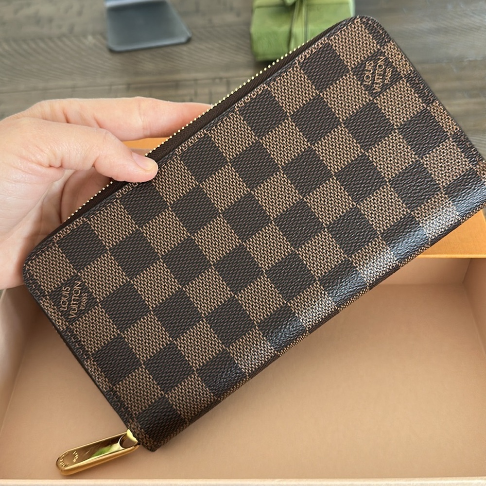 COPY - Louis Vuitton Damier Ebene Zippy Wallet, like new! - Picture 3 of 9